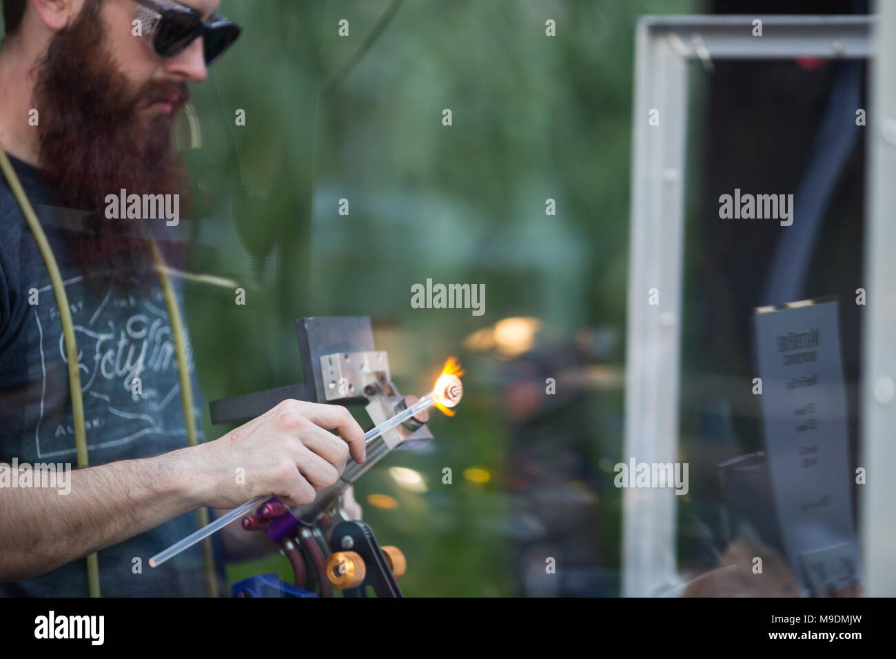 Un homme soufflé dans son stand lors d'un festival de rue à Providence, Rhode Island. Banque D'Images
