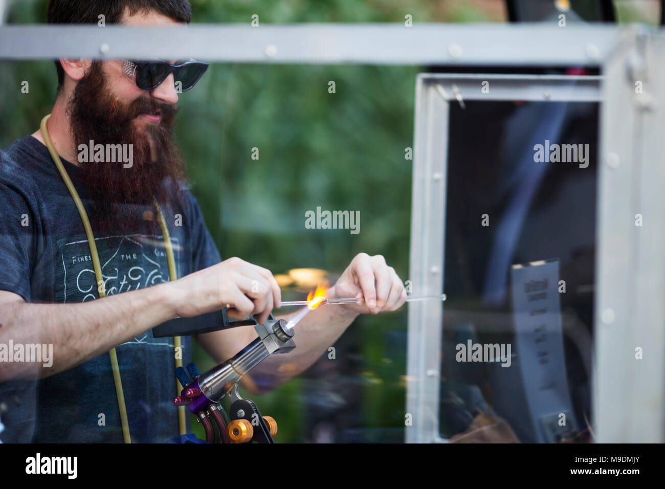 Un homme soufflé dans son stand lors d'un festival de rue à Providence, Rhode Island. Banque D'Images