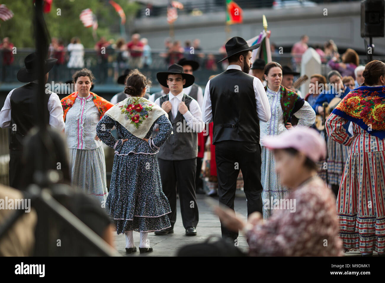 Danseurs folkloriques traditionnels portugais en été, pour un festival à Waterplace Park à Providence, Rhode Island. Banque D'Images
