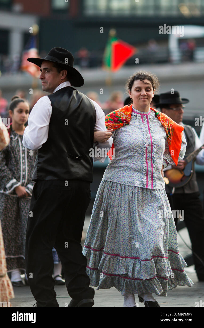 Danseurs folkloriques traditionnels portugais en été, pour un festival à Waterplace Park à Providence, Rhode Island. Banque D'Images
