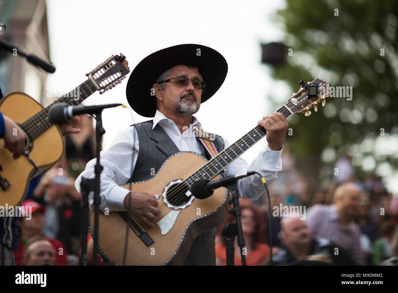 Musiciens folk traditionnel portugais jouer pour un groupe de danse à un festival d'été de Waterplace Park à Providence, Rhode Island. Banque D'Images