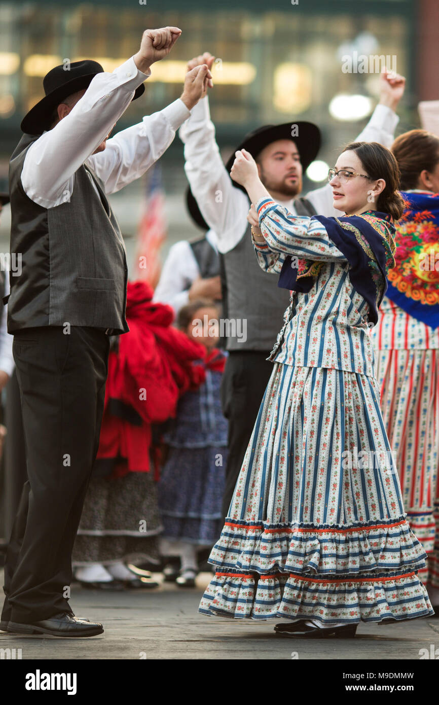 Danseurs folkloriques traditionnels portugais en été, pour un festival à Waterplace Park à Providence, Rhode Island. Banque D'Images