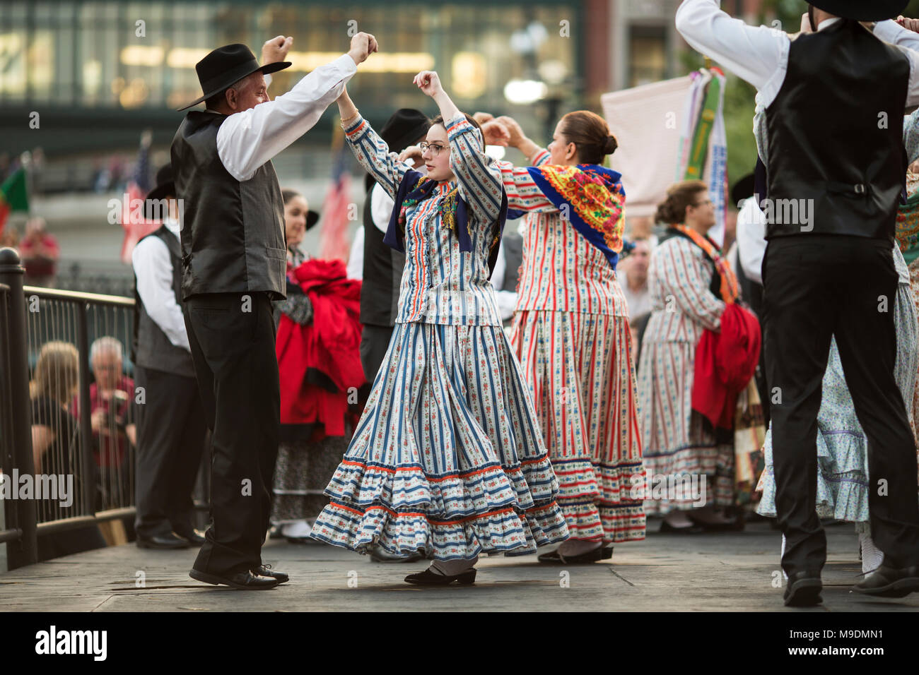 Danseurs folkloriques traditionnels portugais en été, pour un festival à Waterplace Park à Providence, Rhode Island. Banque D'Images