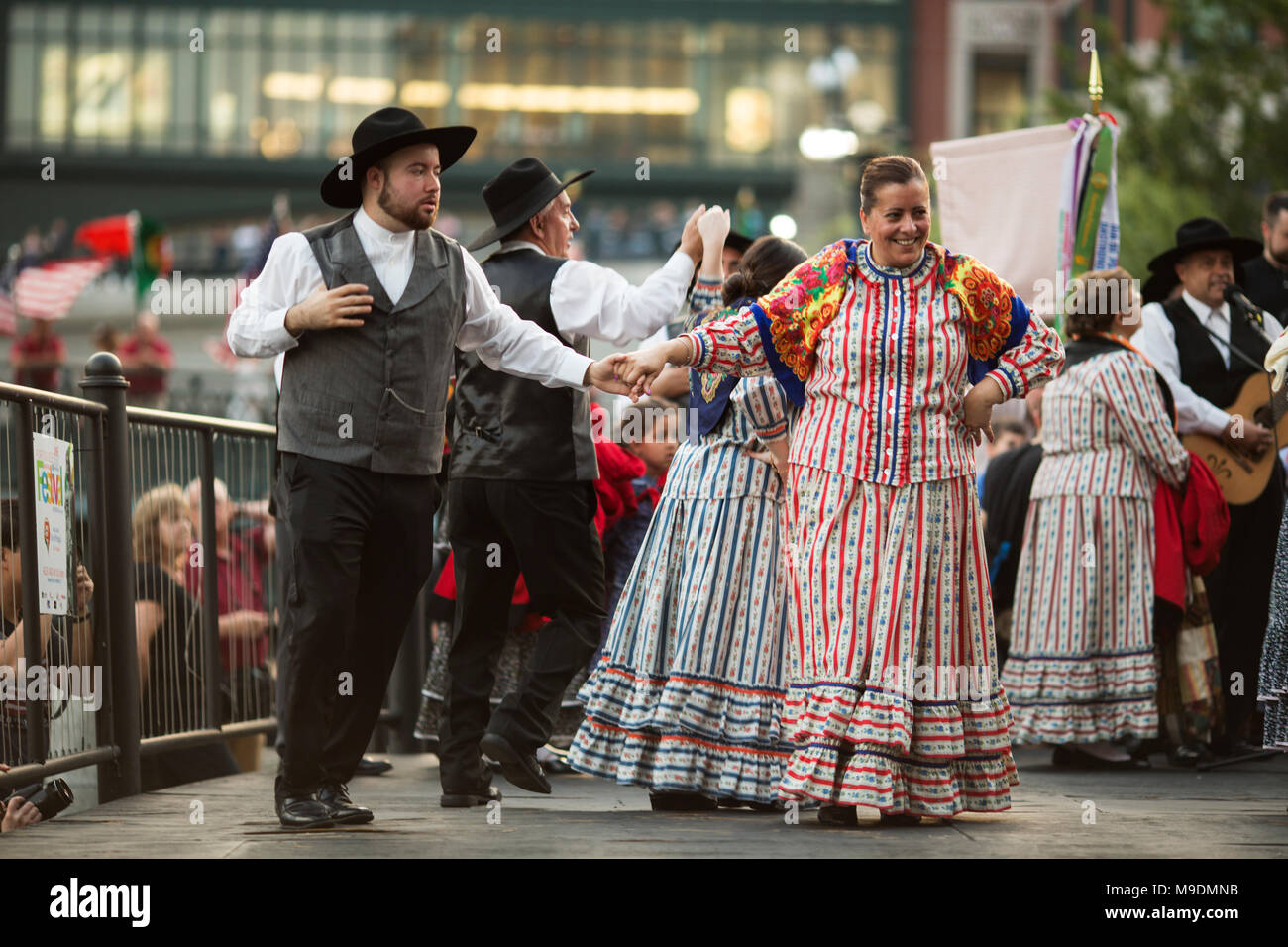 Danseurs folkloriques traditionnels portugais en été, pour un festival à Waterplace Park à Providence, Rhode Island. Banque D'Images