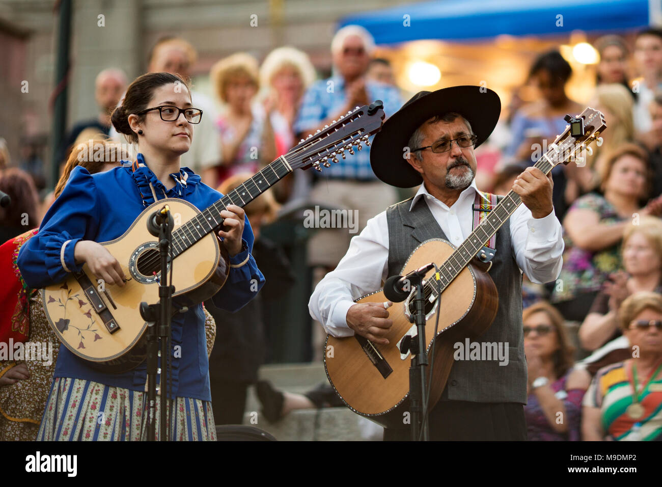 Musiciens folk traditionnel portugais jouer pour un groupe de danse à un festival d'été de Waterplace Park à Providence, Rhode Island. Banque D'Images