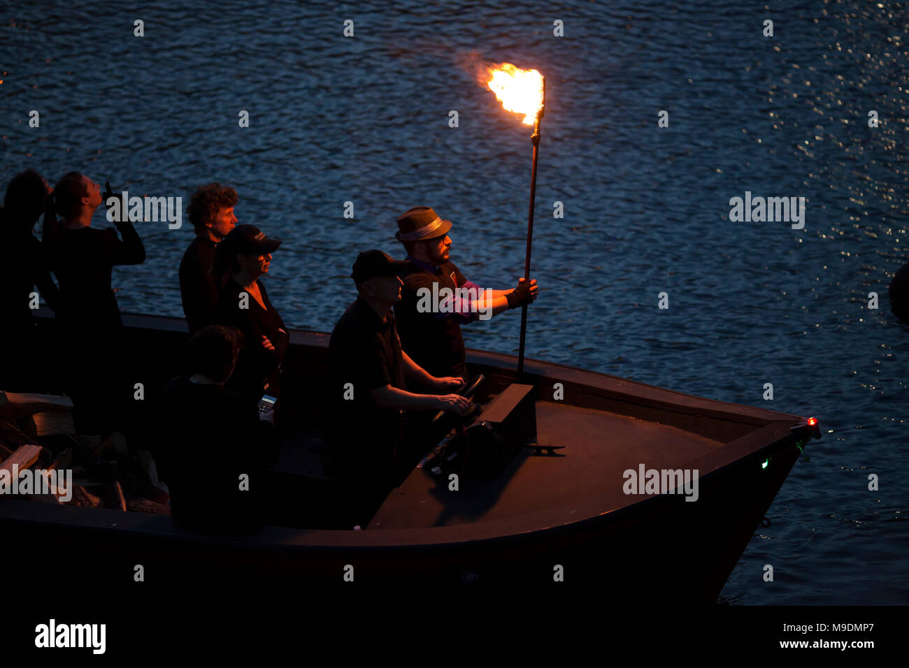 WaterFire Providence, Rhode Island, lorsque le bassin du centre-ville est éclairé avec des torches enflammées de la musique et de spectacles. Banque D'Images