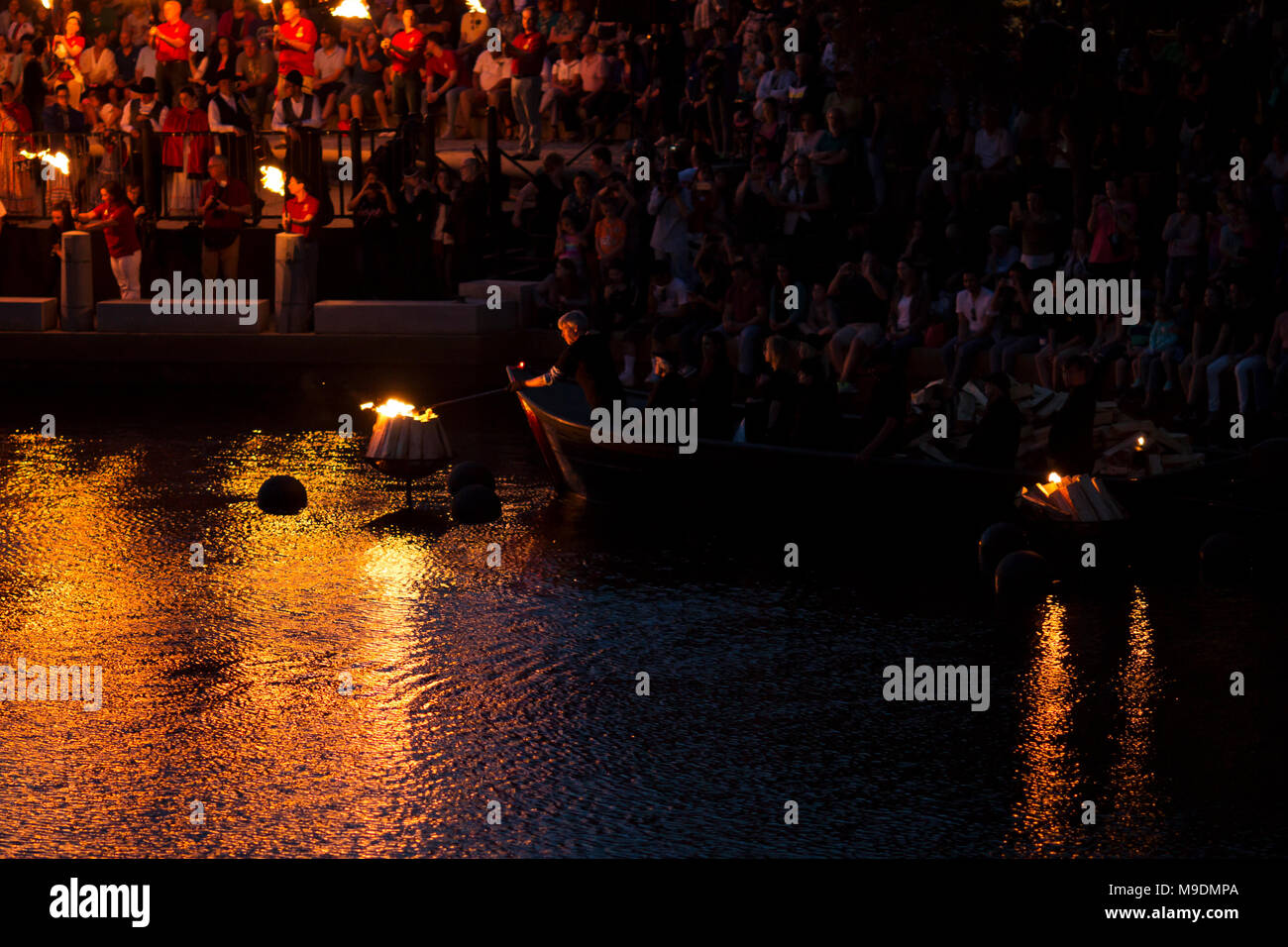 WaterFire Providence, Rhode Island, lorsque le bassin du centre-ville est éclairé avec des torches enflammées de la musique et de spectacles. Banque D'Images