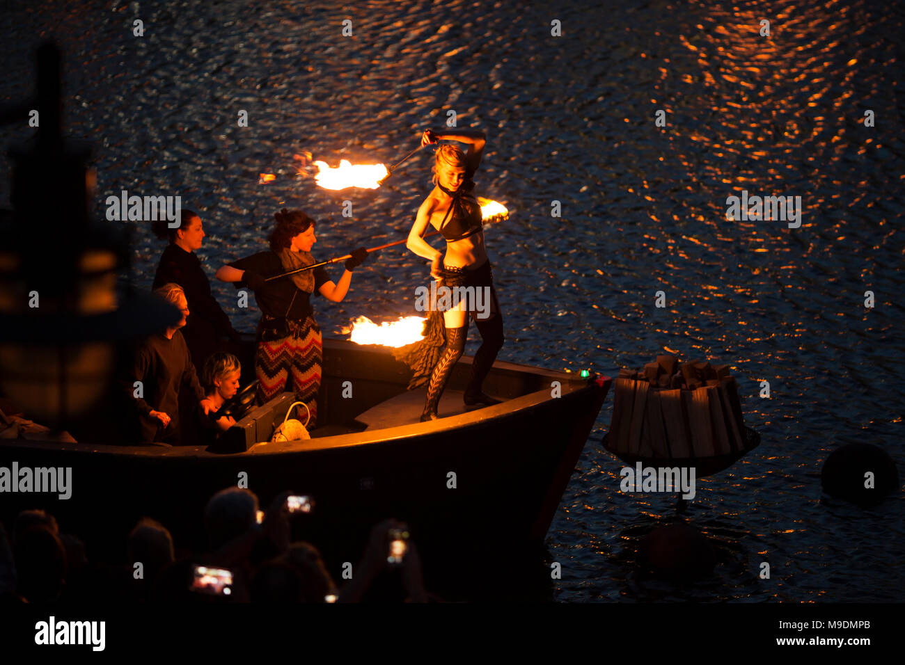 WaterFire Providence, Rhode Island, lorsque le bassin du centre-ville est éclairé avec des torches enflammées de la musique et de spectacles. Banque D'Images