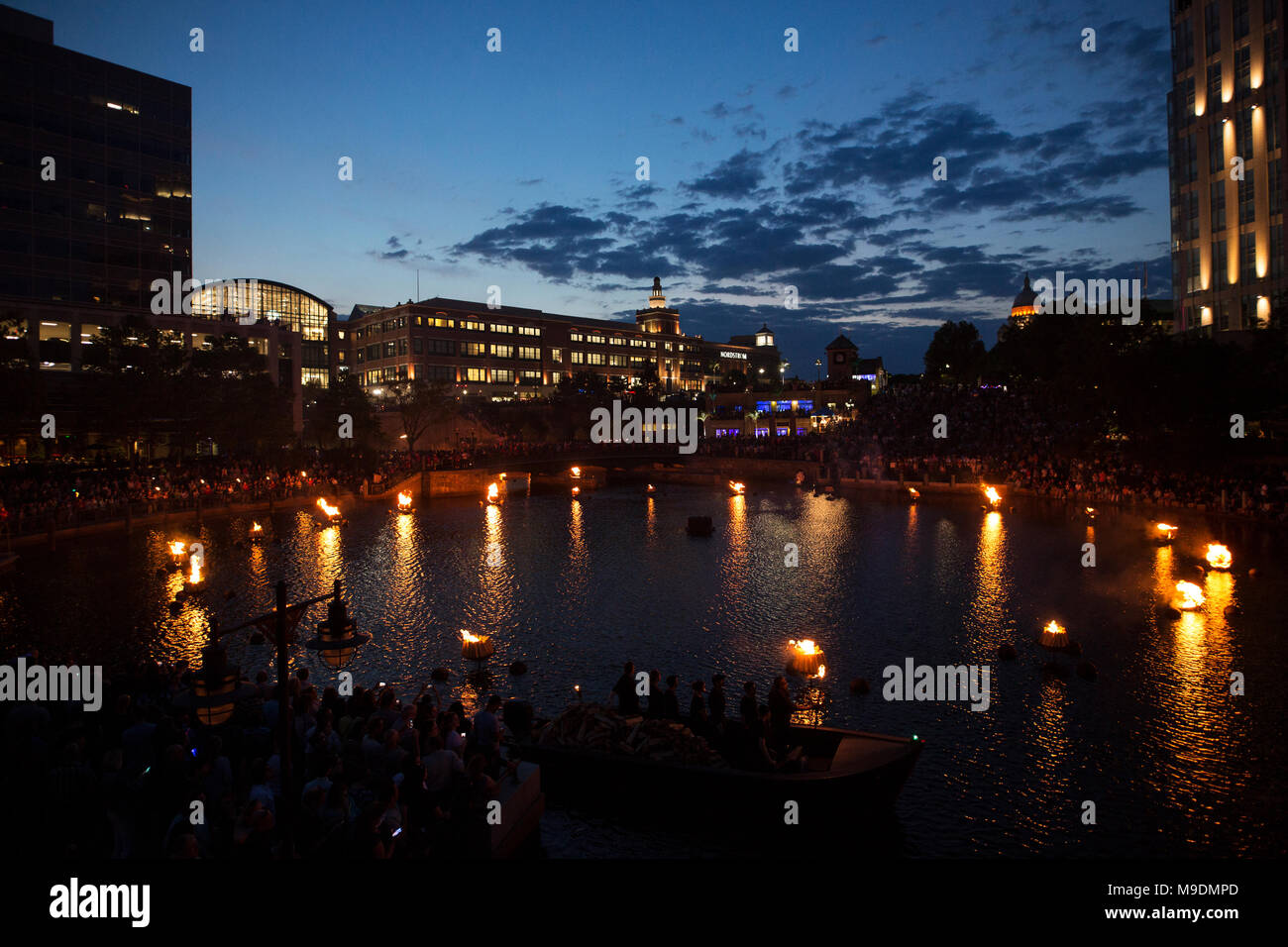 WaterFire Providence, Rhode Island, lorsque le bassin du centre-ville est éclairé avec des torches enflammées de la musique et de spectacles. Banque D'Images