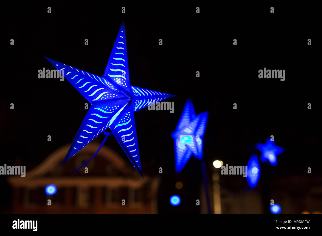 Blue Star lights hanging in a park à Waterfire Providence, Rhode Island. Banque D'Images
