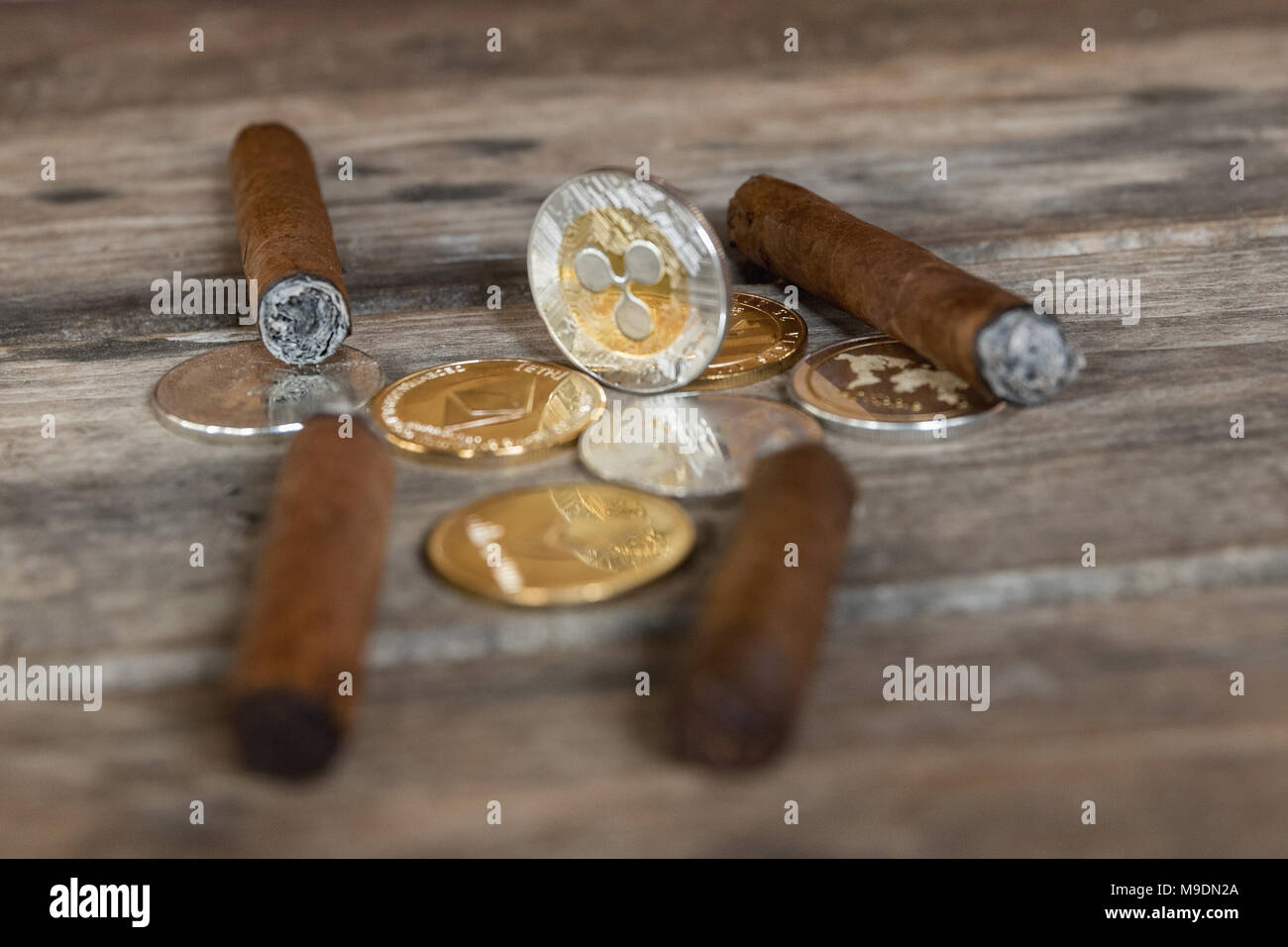 Quelques cryptocurrencies et de cigare sur le bois. Lithcoin, Bitcoin,  ondulation, ethereum sur la table en bois Photo Stock - Alamy