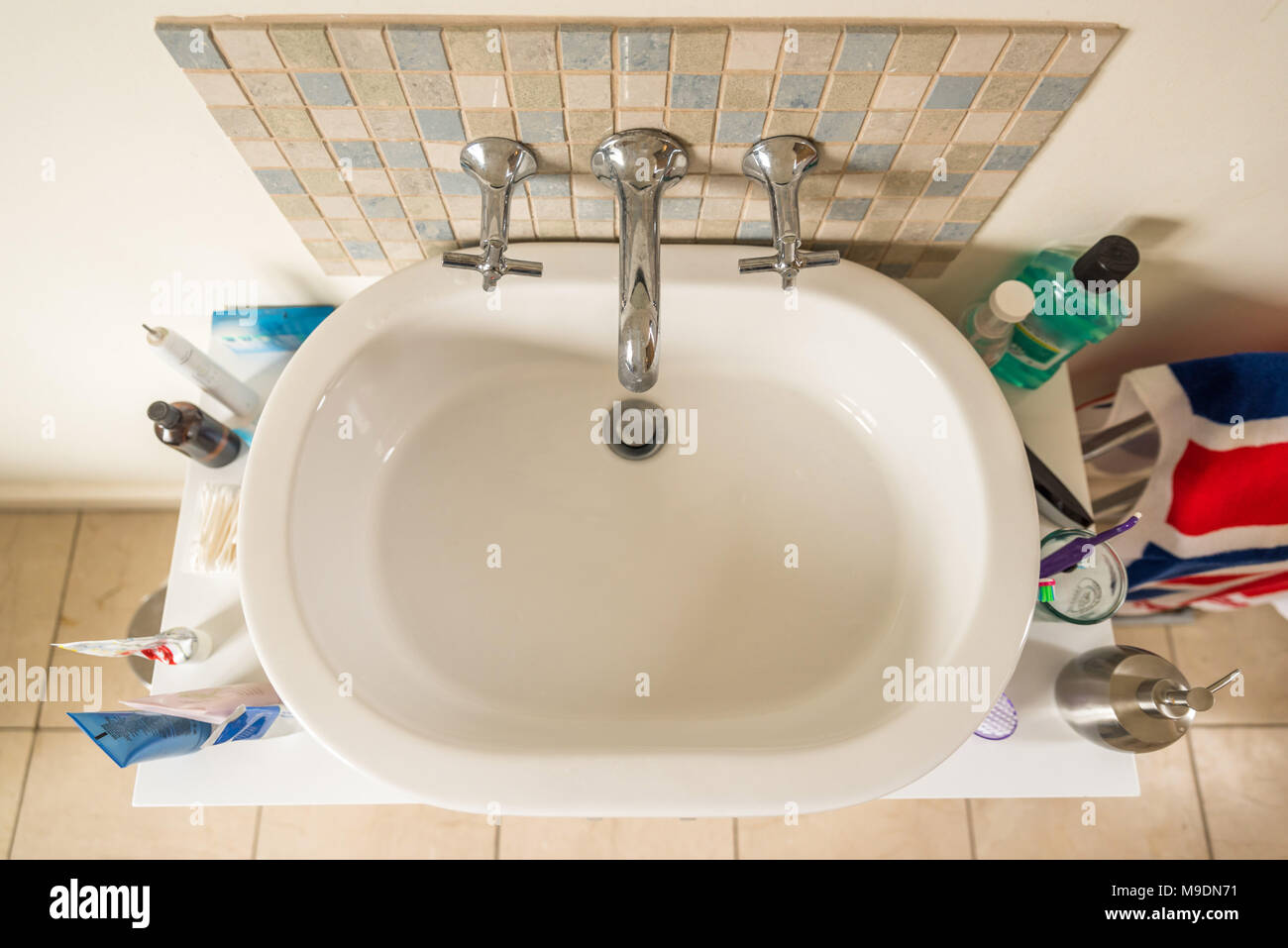 Vue de dessus acrylique classique haut lavabo ainsi qu'une baignoire et les  robinets Photo Stock - Alamy