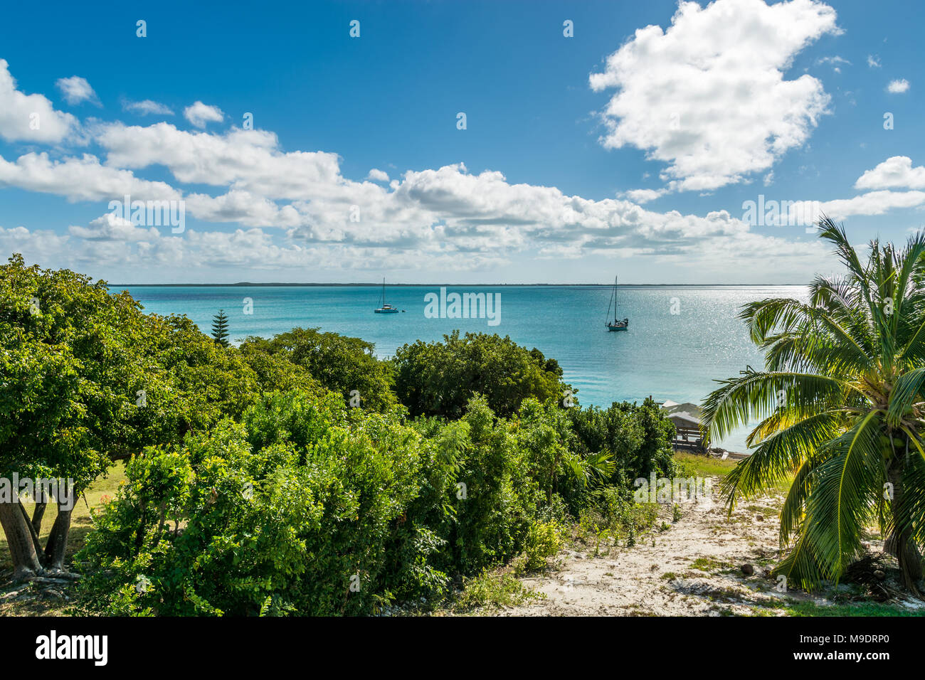 L'île des Bahamas Vue sur océan turquoise montrant les voiliers sur l'eau dans une journée ensoleillée avec un ciel bleu et des nuages à contraste élevé Banque D'Images