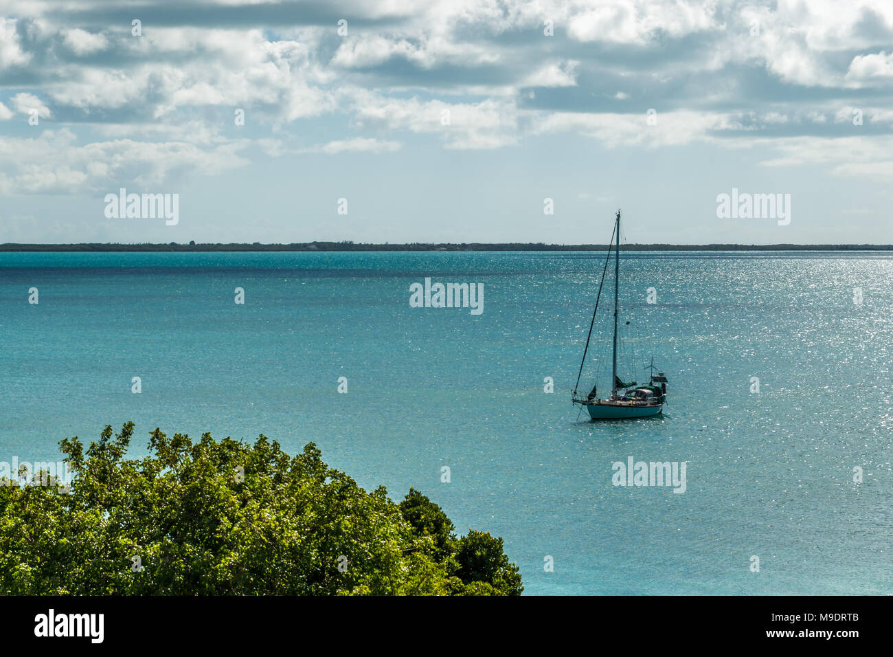 L'île des Bahamas Vue sur océan turquoise montrant les voiliers sur l'eau dans une journée ensoleillée avec un ciel bleu et des nuages à contraste élevé Banque D'Images