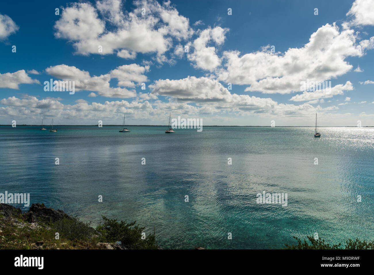 L'île des Bahamas Vue sur océan turquoise montrant les voiliers sur l'eau dans une journée ensoleillée avec un ciel bleu et des nuages à contraste élevé Banque D'Images