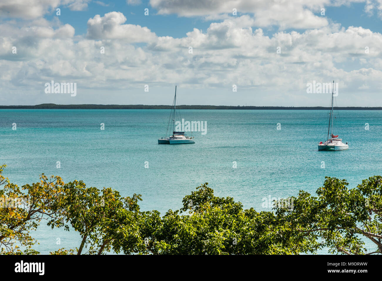 L'île des Bahamas Vue sur océan turquoise montrant les voiliers sur l'eau dans une journée ensoleillée avec un ciel bleu et des nuages à contraste élevé Banque D'Images