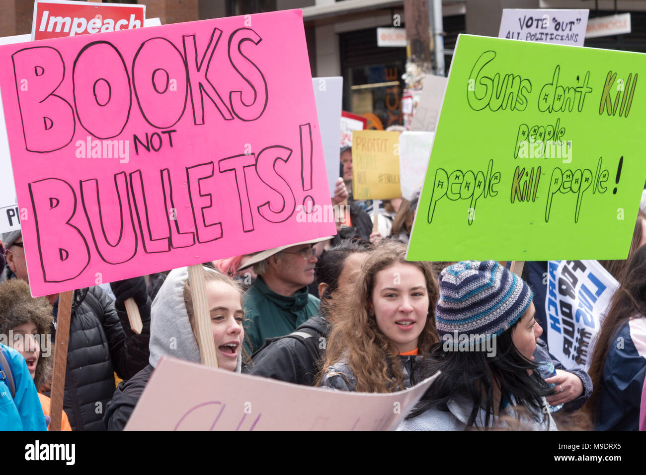 Seattle Washington, 24 mars 2018 La Marche pour la vie rallye avec de nombreux étudiants, les enfants, les jeunes, les enfants, les jeunes filles tenant leur protestation contre les armes à feu de signalisation. Banque D'Images