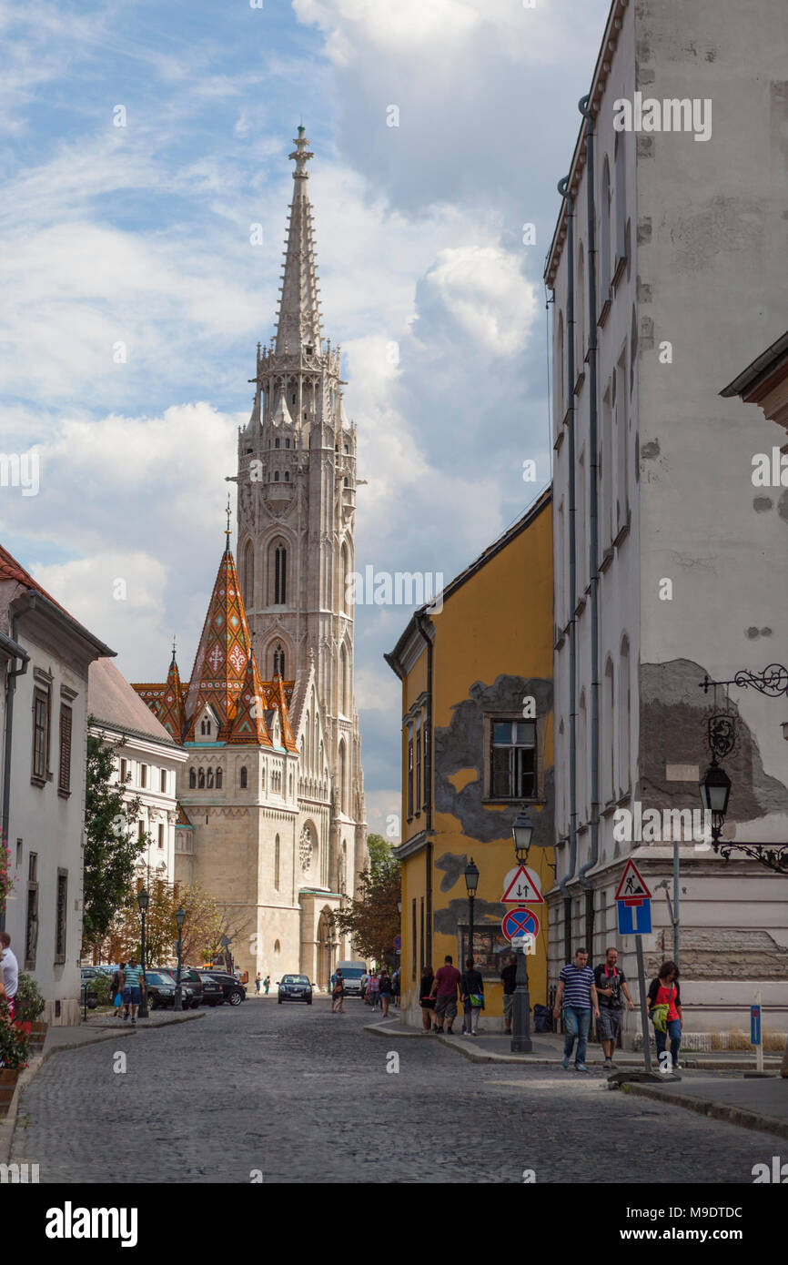 Street à la recherche sur l'église Matthias, Budapest, Hongrie Banque D'Images