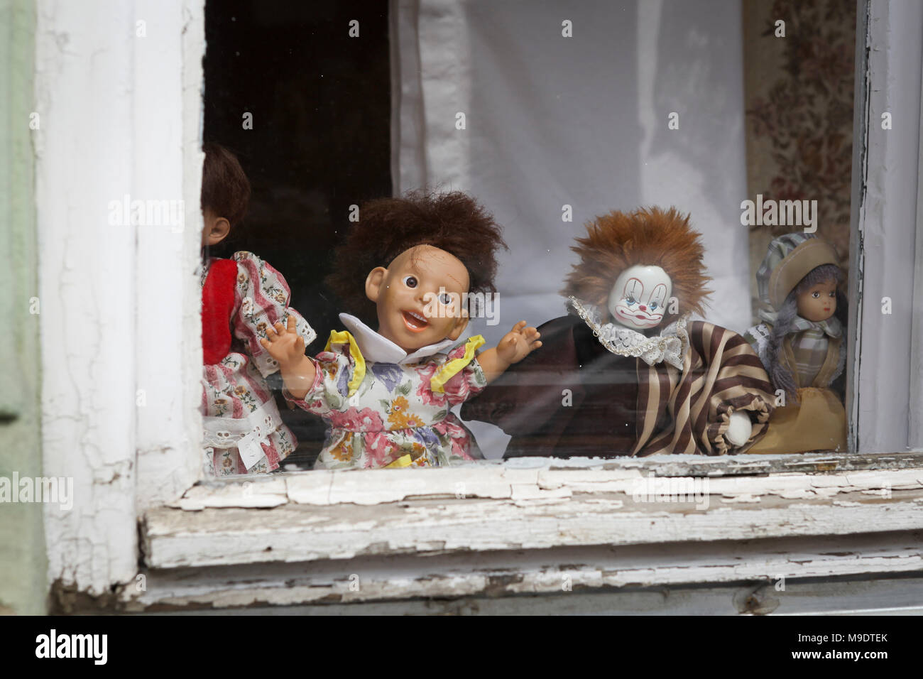 Puppets à l'extérieur à une vieille fenêtre à Eger, Hongrie Banque D'Images