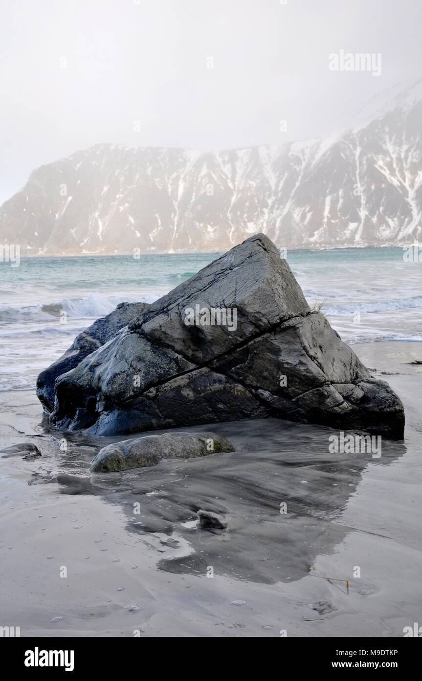 Reflet de rock sur Utakleiv Beach, Lofoten, Norvège Banque D'Images
