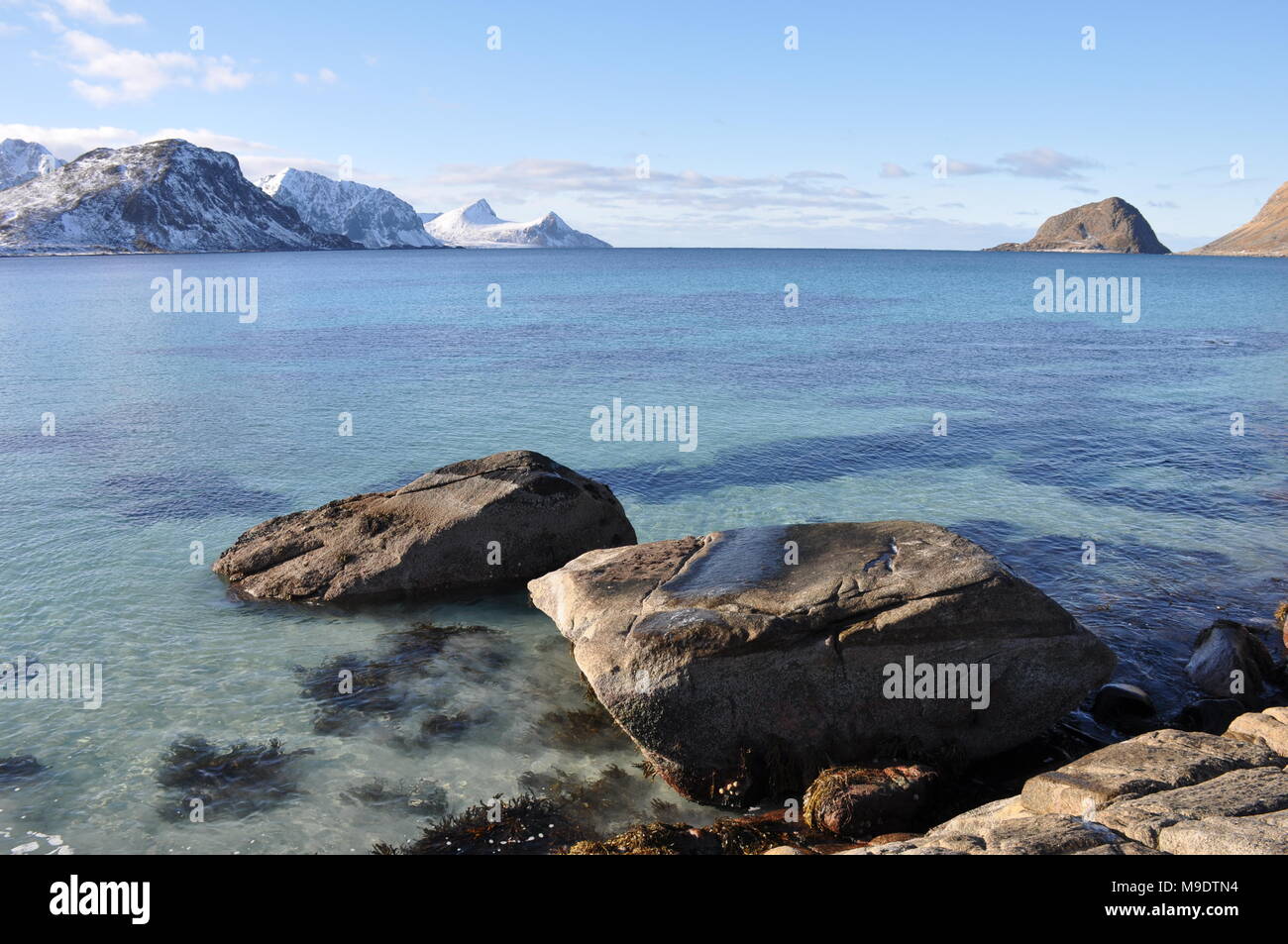 Les roches côtières sur Haukland Beach, Lofoten, Norvège Banque D'Images