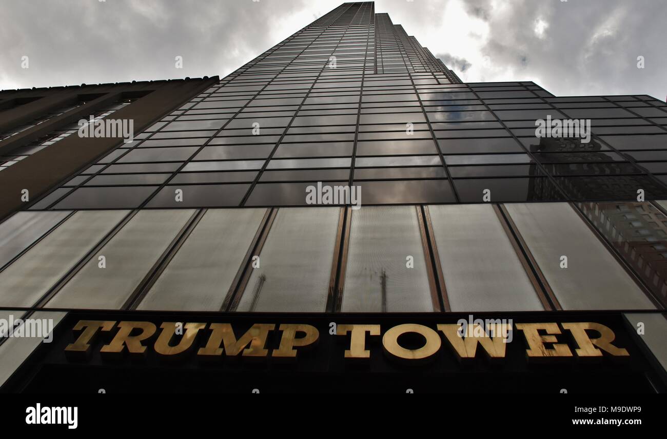 Façade de la Trump Tower sur la Cinquième Avenue à New York. Banque D'Images