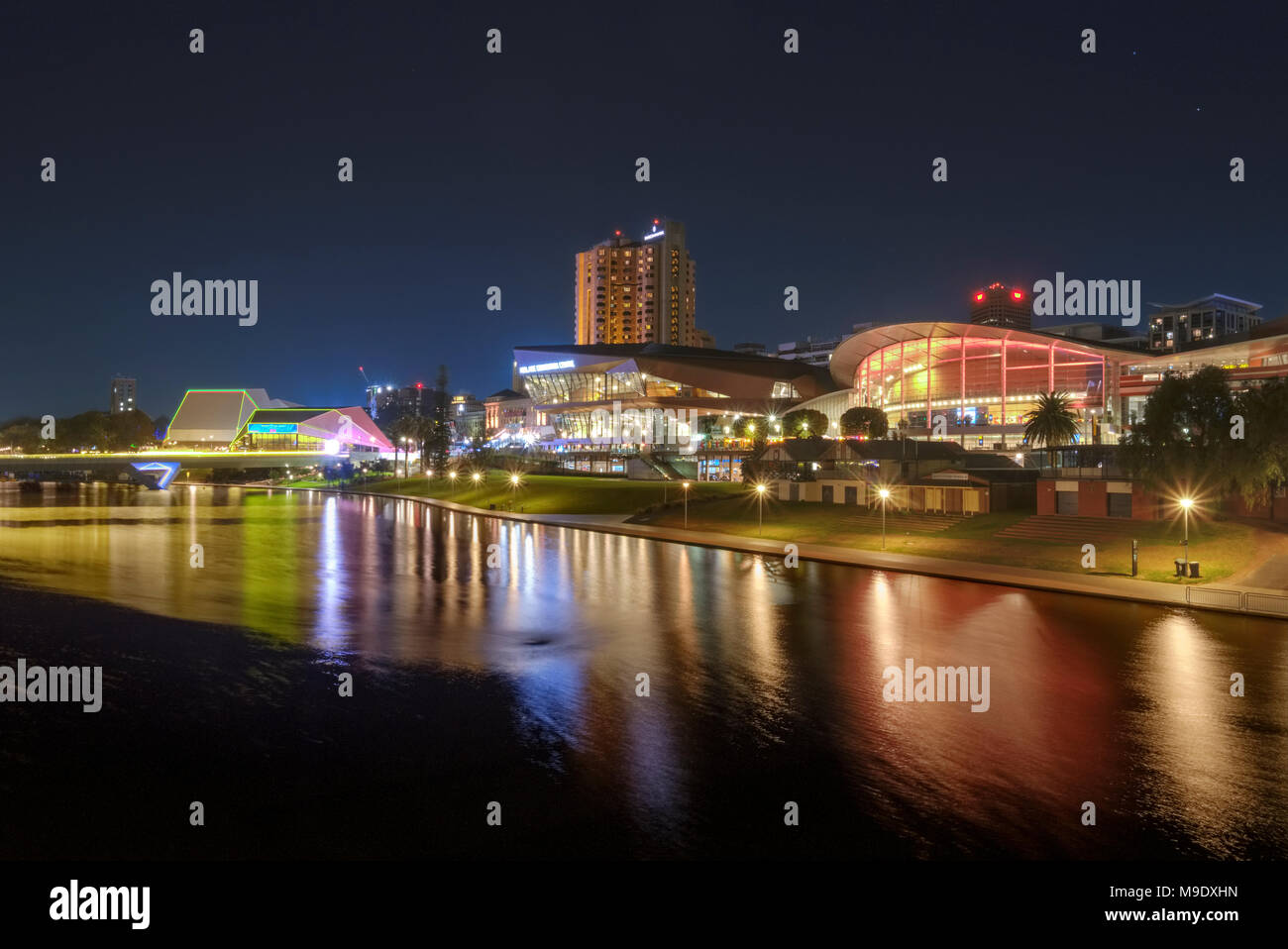 L'Adelaide Skyline s'illumine la nuit en raison de la rivière Torrens. Banque D'Images