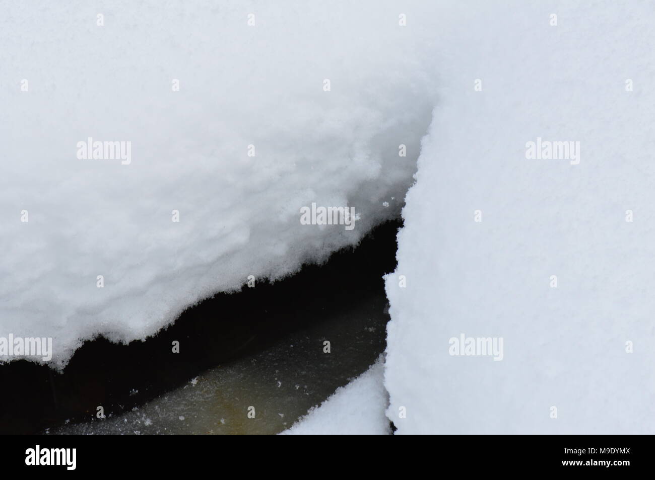 Dégel en hiver dans la neige d'un blanc pur, profond Banque D'Images