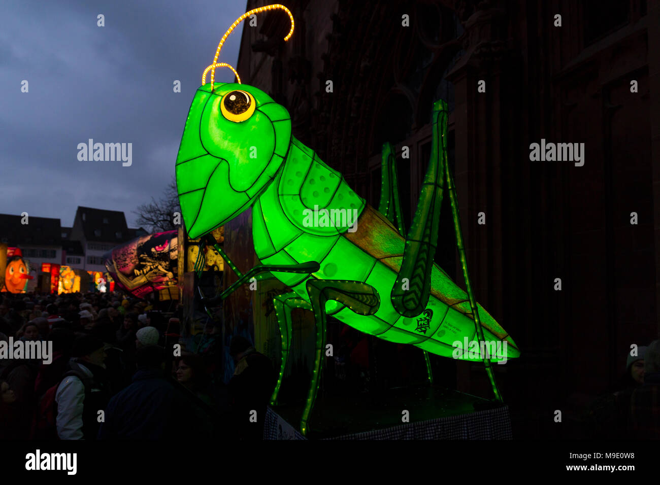 Muensterplatz, Bâle, Suisse - 20 février 2018. Carnaval de Bâle. Beau carnaval illuminé lanterne en forme d'une sauterelle verte Banque D'Images