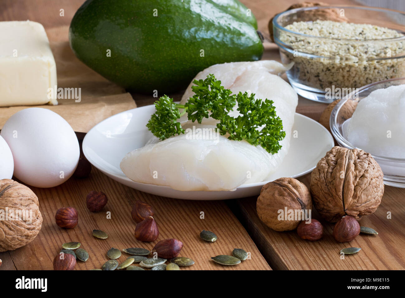Les graisses saines - les poissons sauvages capturés, avocat, beurre, oeufs, graines de chanvre, noix, noisettes, graines de citrouille, l'huile de noix de coco Banque D'Images