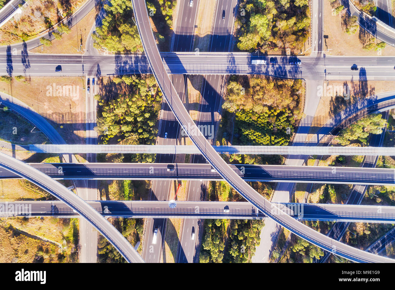 Antenne élevée haut vers le bas sur le levier multi-intersection de deux grandes routes de Sydney - M4 et M7. Tangled light horse d'échange avec beaucoup de Banque D'Images