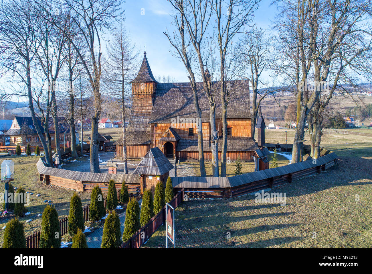 Debno, Pologne. L'église gothique en bois médiévale du Saint Archange Michel, construit au 15ème siècle, toujours actif, avec la plus ancienne en bois polychrome Banque D'Images