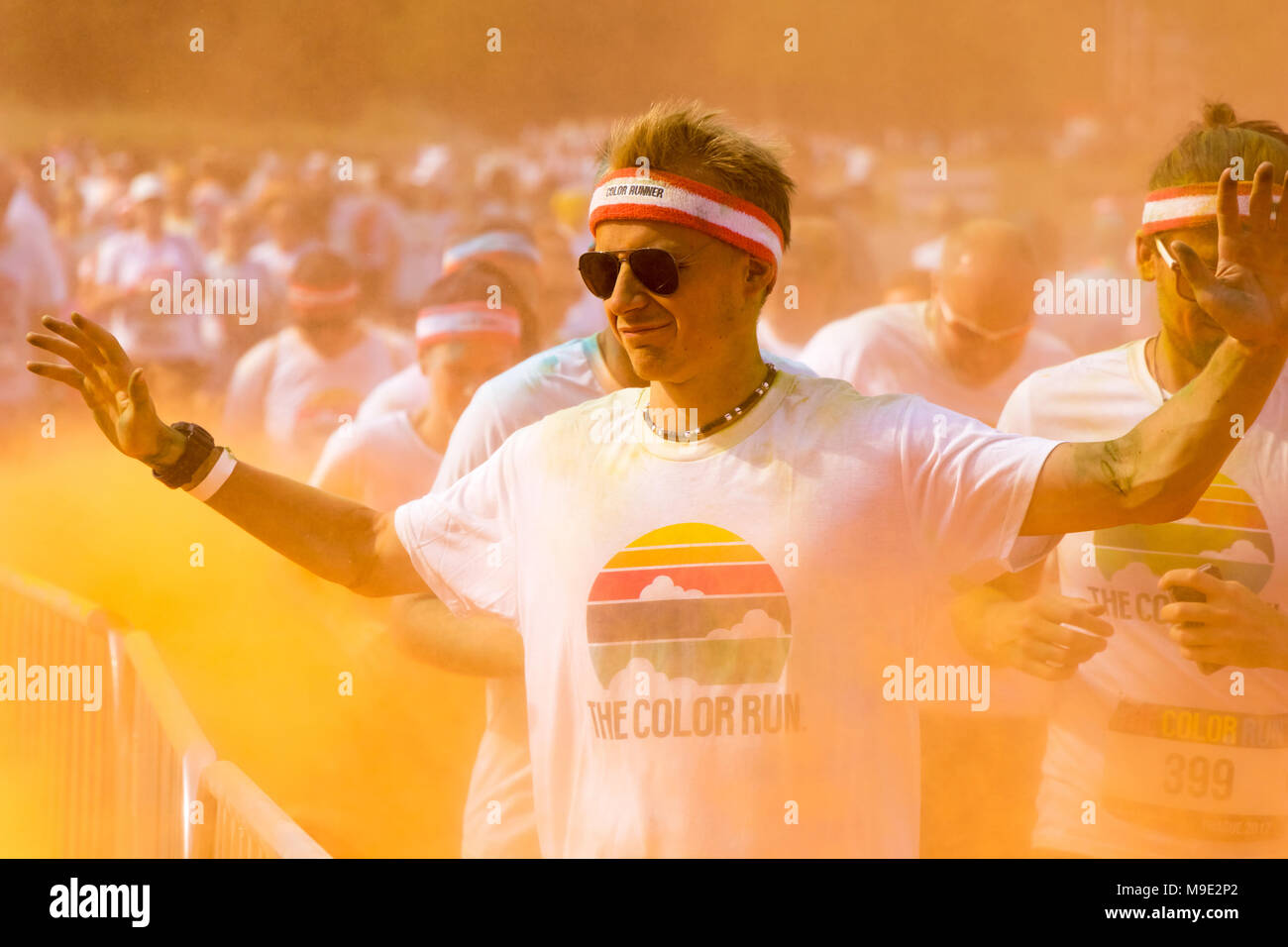 PRAGUE, RÉPUBLIQUE TCHÈQUE - juin 3, 2017 : l'homme participant à la Color Run (une race) à Prague Banque D'Images