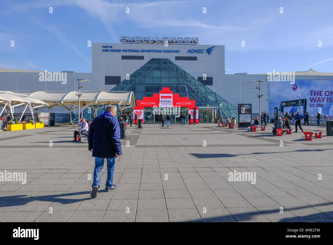 Londres, Royaume-Uni - 16 Février 2018 : vue arrière de l'homme marchant vers l'entrée du Parc des Expositions Excel à Royal Docks, Londres. Banque D'Images