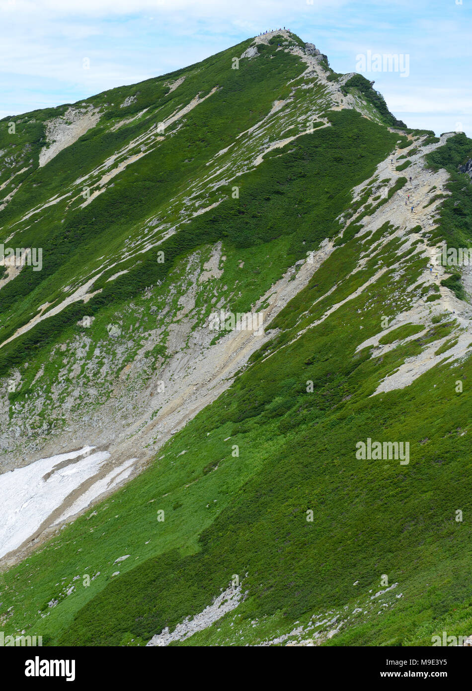 Terrain alpin des Alpes du Nord au Japon, une montagne populaire pour les randonneurs et alpinistes japonais et potentiellement dangereux en crête avec la neige, les terr Banque D'Images