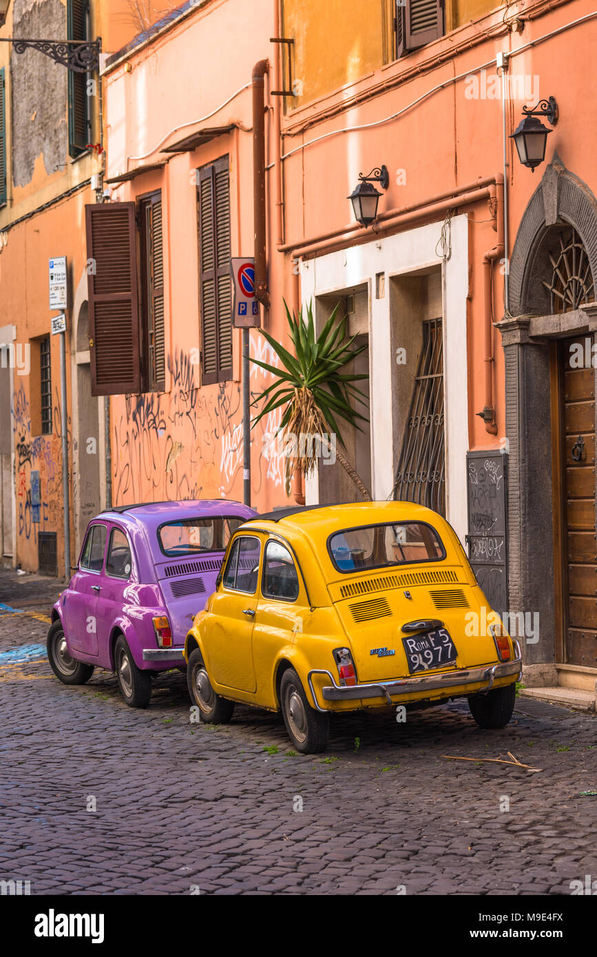 Fiat 500 classic deux voitures garées sur backstreet Trastevere, Rome, Latium, Italie. Banque D'Images