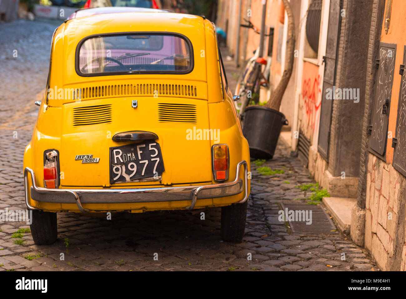 Fiat 500 classic deux voitures garées sur backstreet Trastevere, Rome, Latium, Italie. Banque D'Images