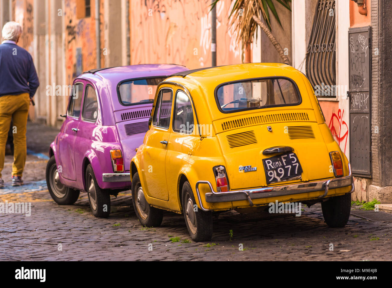 Fiat 500 classic deux voitures garées sur backstreet Trastevere, Rome, Latium, Italie. Banque D'Images