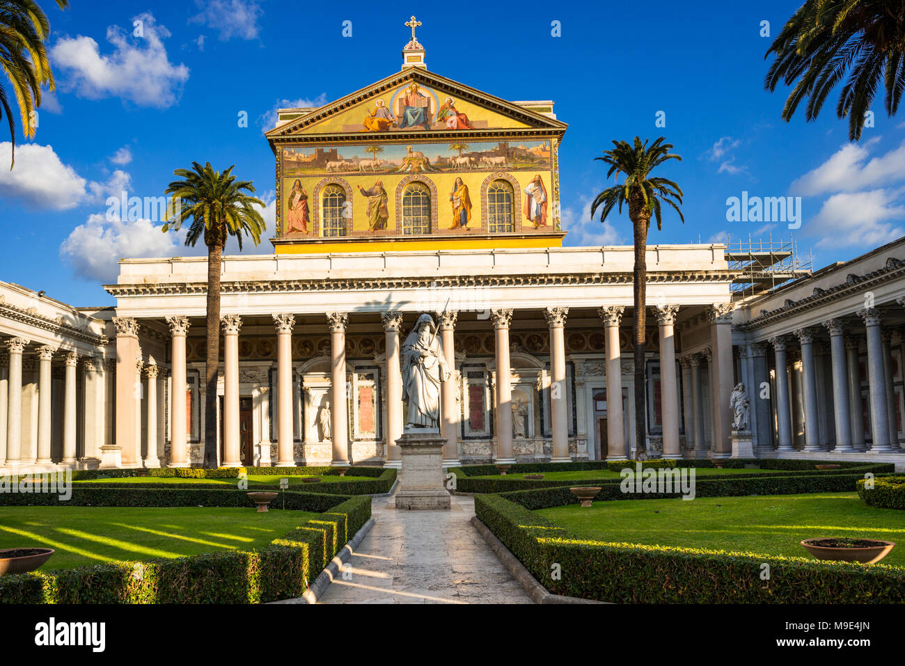 Basilique de Saint Paul ou Basilica di San Paolo fuori le mura juste au sud des murs de la vieille ville. Rome. Lazio, Italie. Banque D'Images