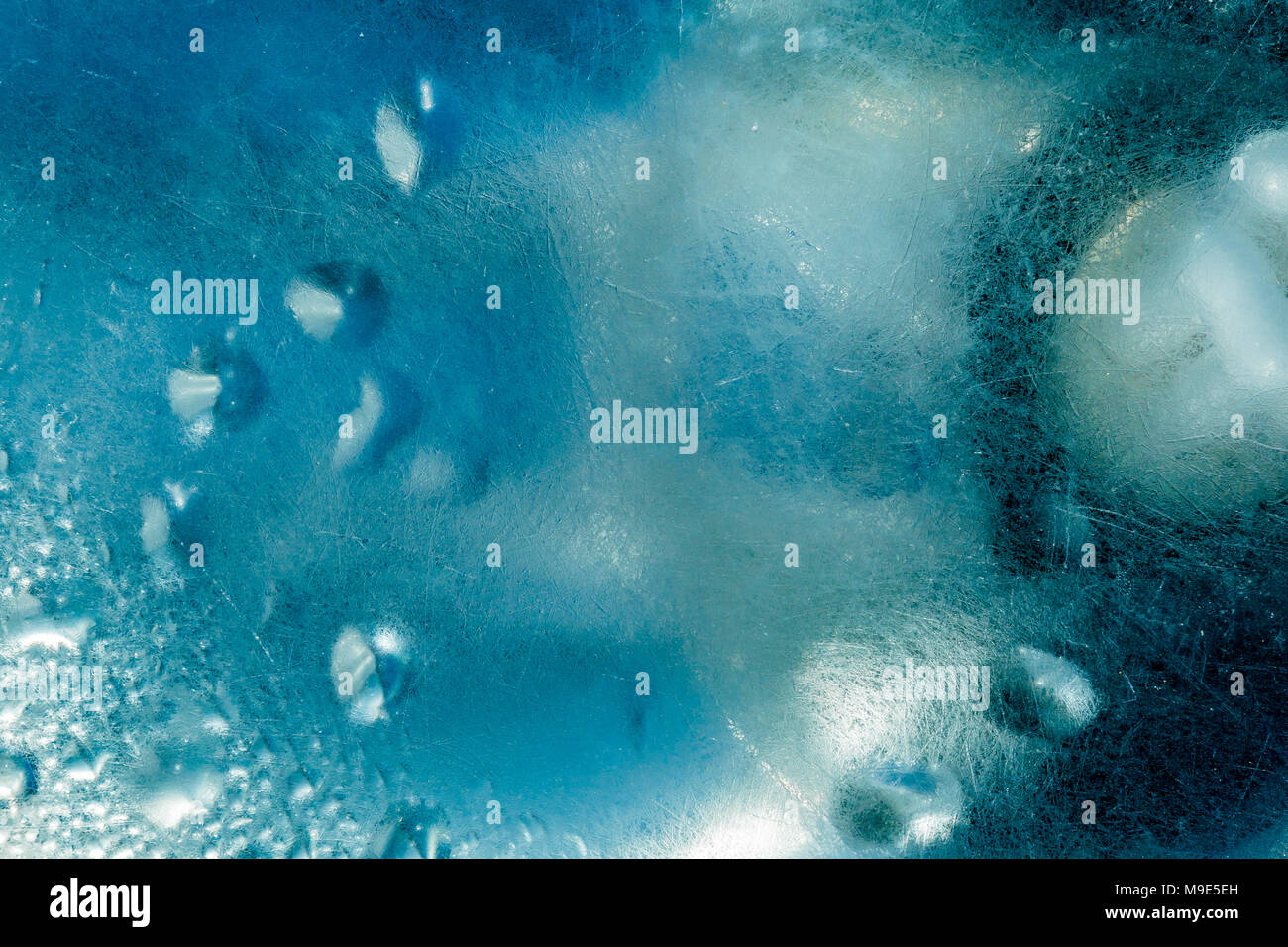 La texture de verre épais d'une couleur bleue, grunge, fortement rayé avec un gouttes de vapeur d'eau condensée sous la surface. Résumé lampe au sol Banque D'Images