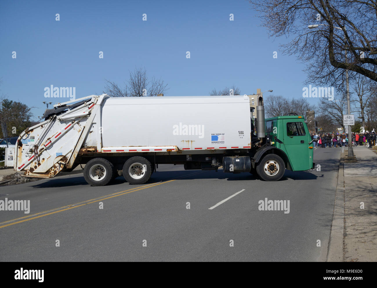 Camion à ordures utilisé pour bloquer la zone pour empêcher l'attaque terroriste en véhicule lors d'un march, NJ Banque D'Images