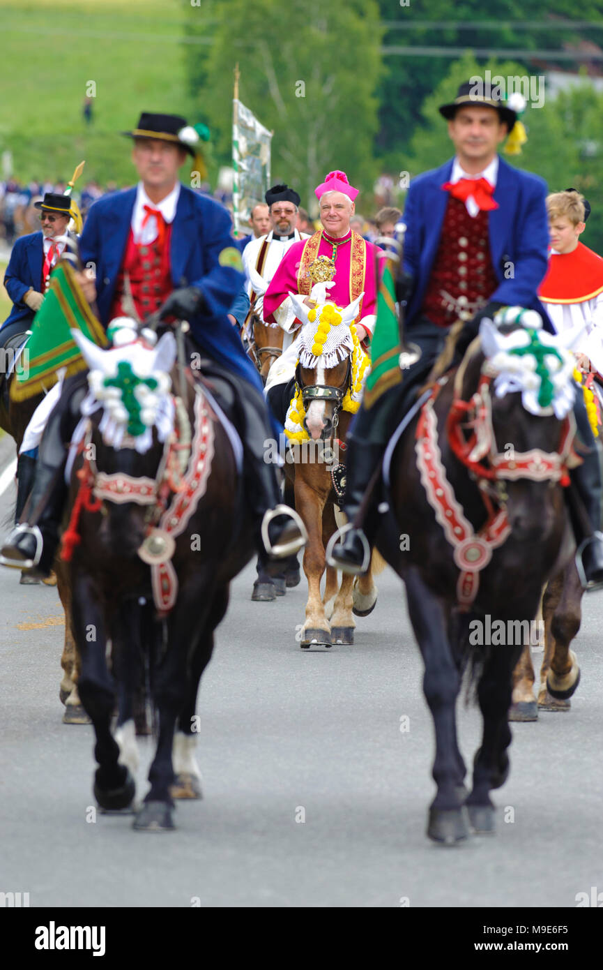 Chaque année à la Pentecôte, une procession avec cheval catholique de nombreux cavaliers en costume traditionnel se déroule en Bavière, Bavière, Allemagne Banque D'Images