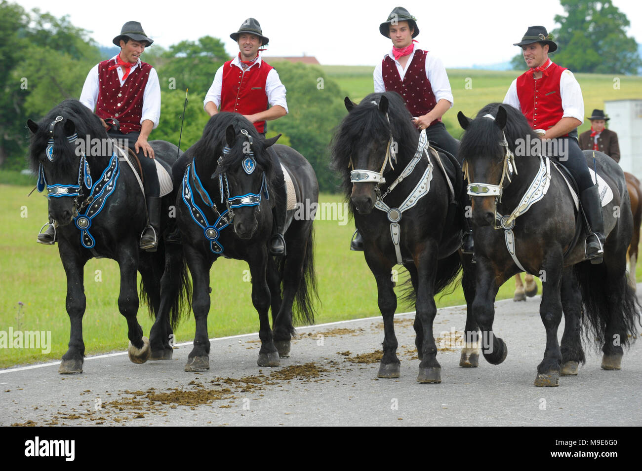 Chaque année à la Pentecôte, une procession avec cheval catholique de nombreux cavaliers en costume traditionnel se déroule en Bavière, Bavière, Allemagne Banque D'Images