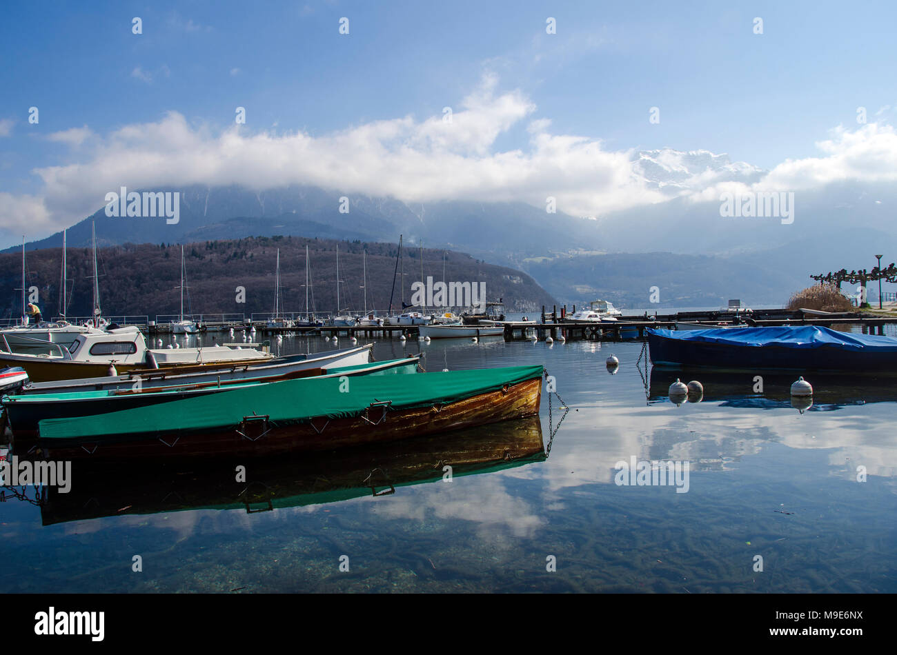 Port de plaisance de saint jorioz sur le lac d'Annecy, paysage d'hiver, Savoie, France Banque D'Images