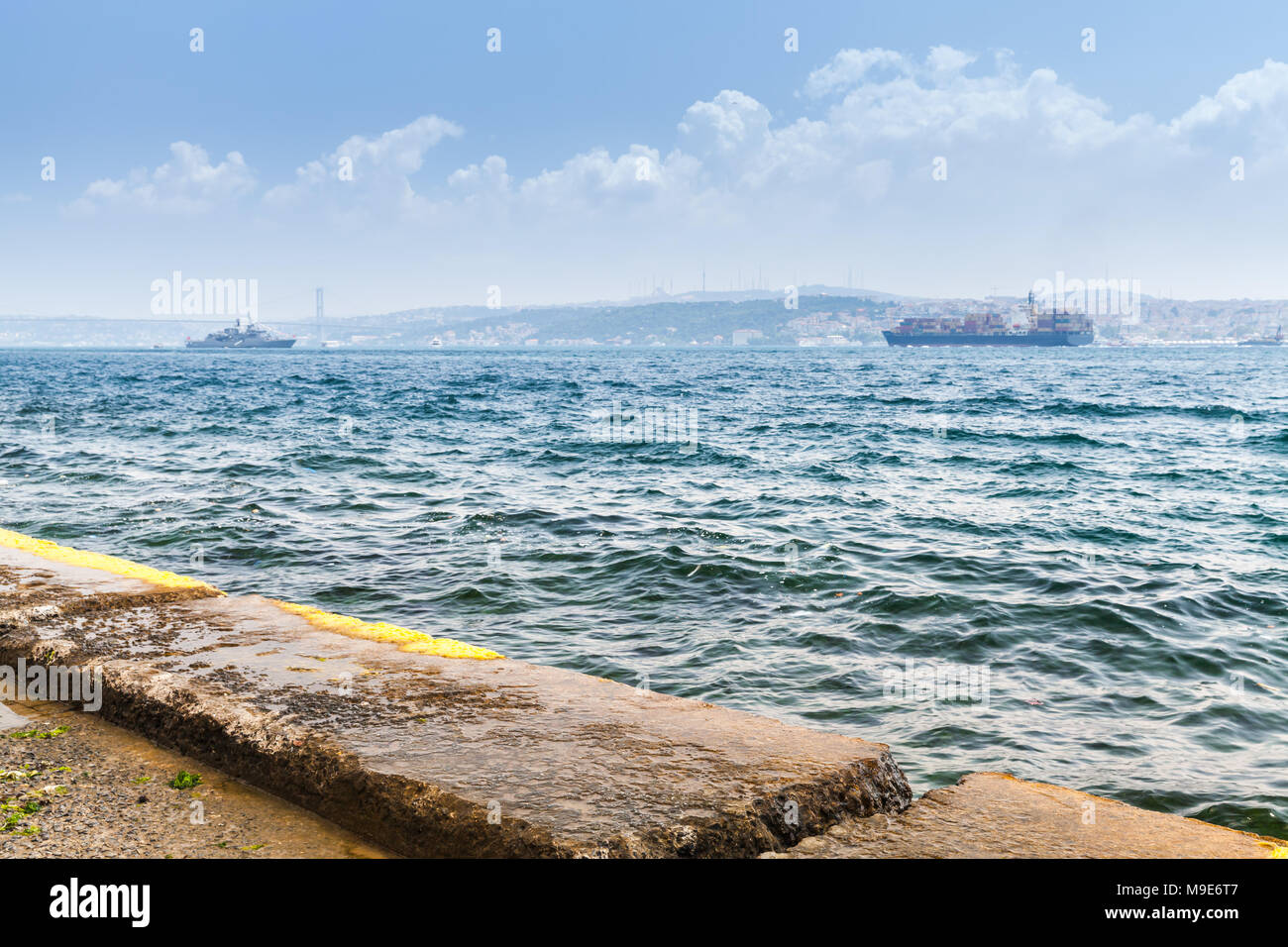 Et les navires militaires aller à Détroit du Bosphore en journée d'été. Istanbul, Turquie Banque D'Images