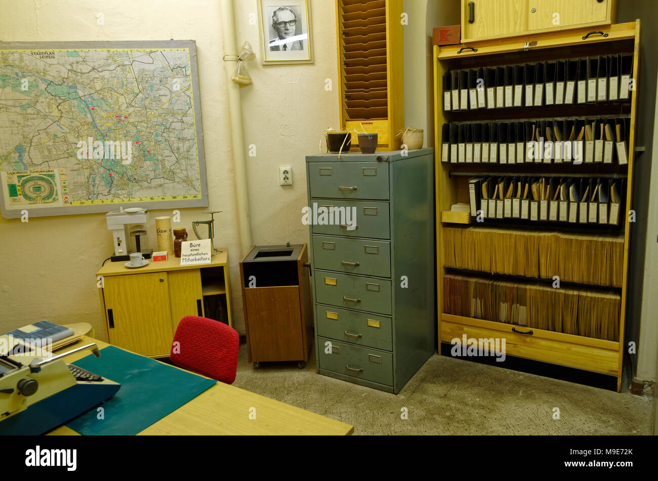 Leipzig, Allemagne - le 12 juin 2015. Musée de la Stasi présente un intérieur office des hauts fonctionnaires, y compris le tableau, les armoires à dossiers, le plan de Banque D'Images