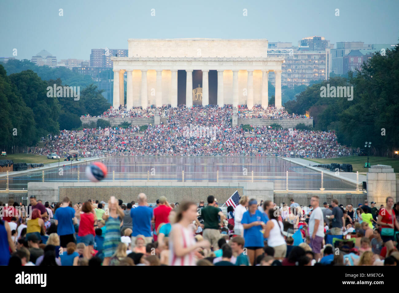 Washington DC, USA - Le 04 juillet 2017, le point de vue du Washington monument à la Lincoln Memorial avant et au cours de la 4ème de juillet d'artifice. Banque D'Images