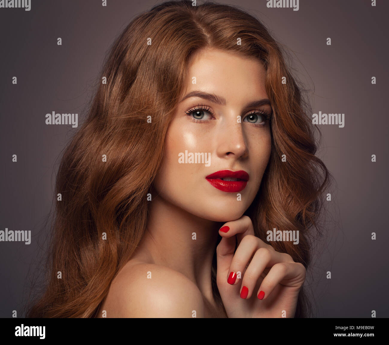 Jolie jeune femme à la beauté des cheveux bouclés, Fashion Portrait Banque D'Images