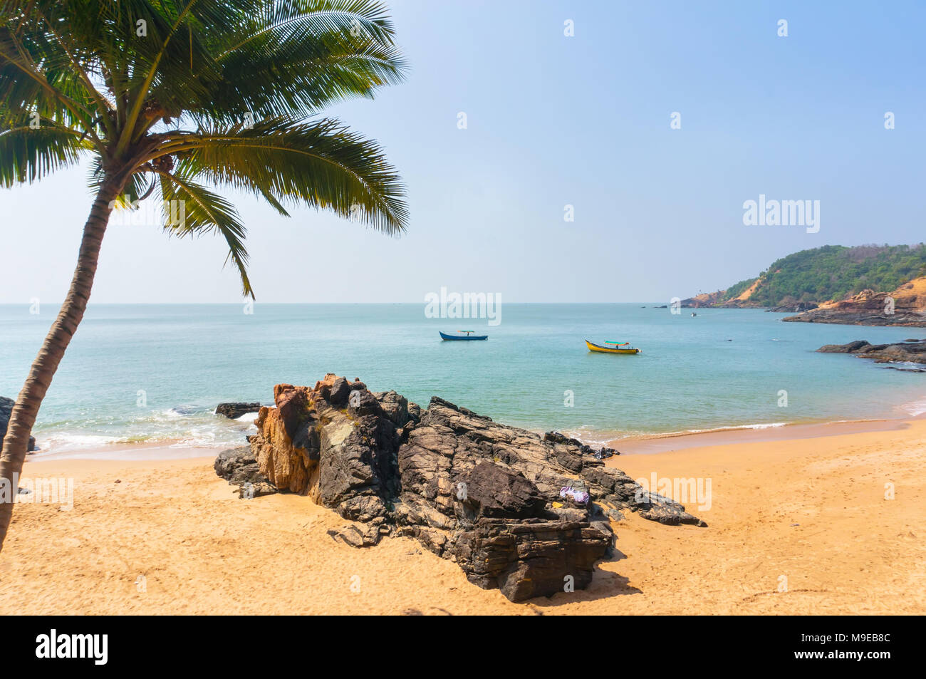 Paradise beach à Gokarna, Inde. Beau paysage déserte avec du sable propre et vague. Vue de la mer à la terre. Banque D'Images