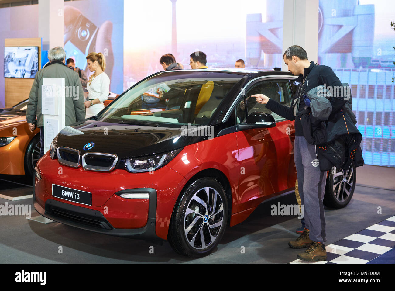 Belgrade, Serbie - Mars 22, 2018 : l'homme regarde voiture électrique Bmw i3 exposée sur Belgrade car show Banque D'Images